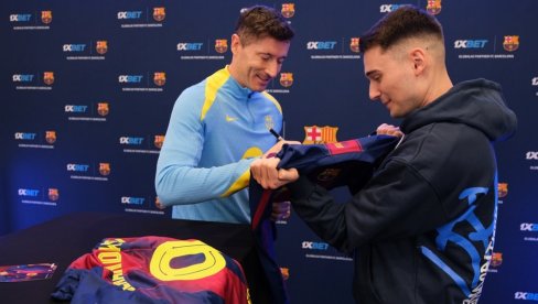 ФУДБАЛЕРИ БАРСЕЛОНЕ ЛЕВАНДОВСКИ И ШЧЕСНИ КАКВЕ НИСТЕ ВИДЕЛИ: „Срби и Пољаци су браћа, волимо Србију, желимо да причамо на вашем језику