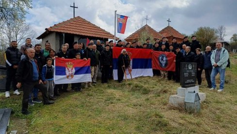 ZNATE LI KO SU AHMED - VITEZ SA KUMANOVA I DESKO - HEROJ SA KOŠARA? Romima koji su dali život za Srbiju veterani odali posebnu čast (FOTO)