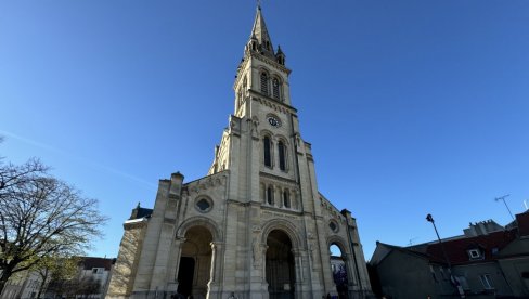 U OVOJ KOŠULJI JE ISUS RAZAPET Novosti u bazilici kod Pariza: Napravljena je iz jednog dela, na njoj su i dalje tragovi Hristove krvi