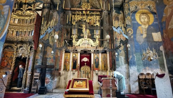 И ВОЈНИЦИ КФОРА ПРЕЛАЗЕ У ПРАВОСЛАВЉЕ Новости у Високим Дечанима: Овде се сусрећу земља и небо, види да Бог заиста постоји (ФОТО)