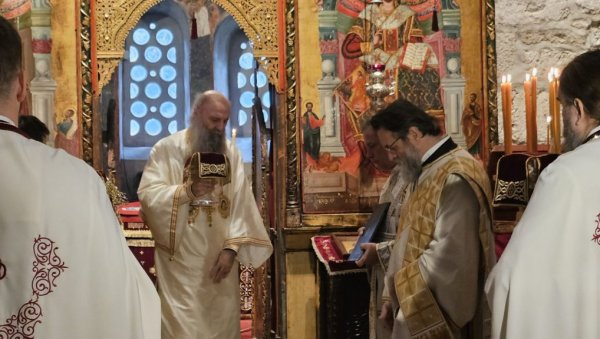 ВЕРУЈУЋИ У ГОСПОДА И МИ ВАСКРСАВАМО: Српски патријарх Порфирије служио свету архијерејску литургију у Пећкој патријаршији