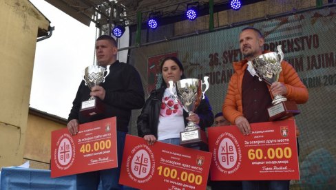 IVANA PONOVO ŠAMPIONKA: U Mokrinu održano 36. Svetsko prvenstvo u kuckanju farbanim jajima (FOTO)