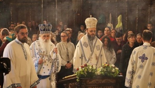 ДА БУДЕ ВИШЕ МИРА НА ЗЕМЉИ: Васкршњу литургију у Новом Саду служио митрополит Иринеј