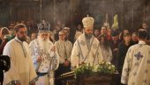 DA BUDE VIŠE MIRA NA ZEMLJI: Vaskršnju liturgiju u Novom Sadu služio mitropolit Irinej