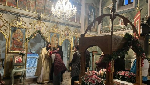 МАЛА РЕМЕТА, ВЕЛИКА БОГОМОЉА: Свечано и лепо за Васкрс у лепотици православља на Фрушкој Гори (ФОТО)