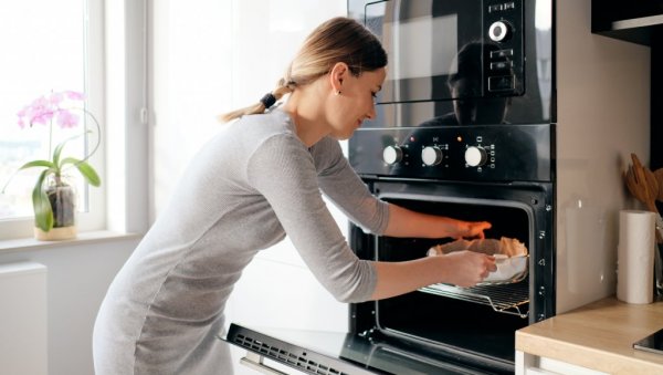 ЗБОГОМ НЕПРИЈАТНИМ МИРИСИМА: Људи масовно стављају ову биљку у хладну рерну