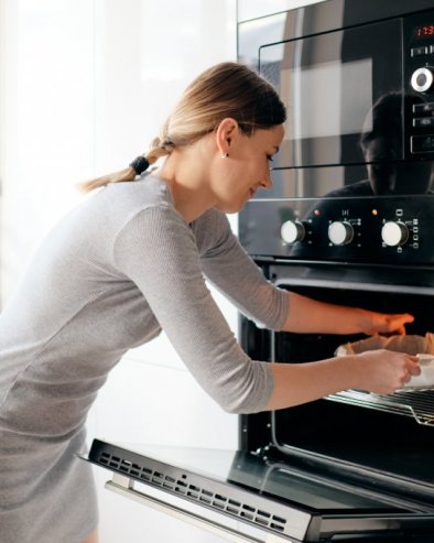 ЗБОГОМ НЕПРИЈАТНИМ МИРИСИМА: Људи масовно стављају ову биљку у хладну рерну