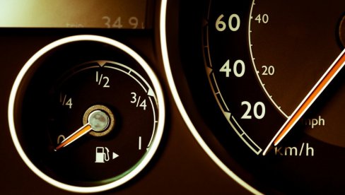 Upalila se lampica i vozite na rezervi: Evo kako da maksimalno smanjite potrošnju goriva