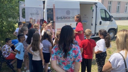 KNJIGE NA TOČKOVIMA: „Bibliokombi“ krstari ruralnim delovima kraljevačkog kraja