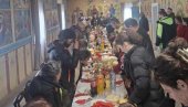  GOSPOD NIKAD NEĆE OSTAVITI LJUDE: Tradicionalni vaskršnji ručak u Narodnoj kuhinji Eparhije bačke (FOTO)