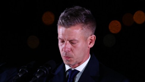 MAĐAR IZAŠAO NA BALKON DA POZDRAVI NAROD: Doživeo veliki šok i neprijatnost (VIDEO)