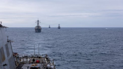Američka komanda tvrdi: Razarači su sada u Arapskom zalivu, pošto su ispretili dva trgovačka broda pod zastavom SAD