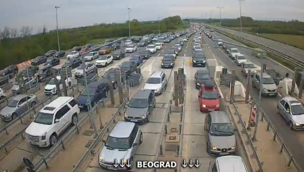 УЖАС НА УЛАЗУ У БЕОГРАД: Саобраћајна незгода код Бубањ Потока и непрегледне колоне возила на наплатним рампама
