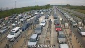 UŽAS NA ULAZU U BEOGRAD: Saobraćajna nezgoda kod Bubanj Potoka i nepregledne kolone vozila na naplatnim rampama