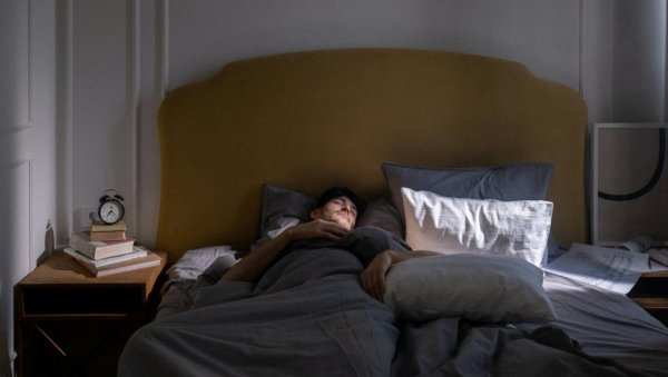 Будите се пар минута пре аларма? Наука открила зашто се то догађа