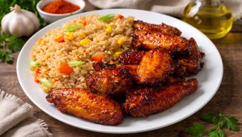 ПИЛЕЋА КРИЛЦА У МЕДЕНОЈ ГЛАЗУРИ СА ПИРИНЧЕМ: Рецепт  који спаја слатко и слано у савршену хармонију укуса