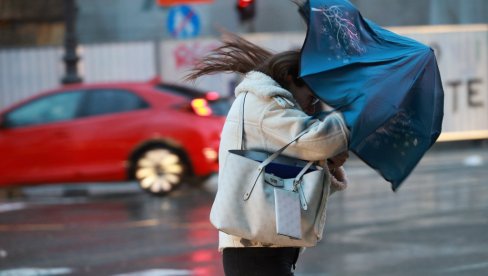 UPALJEN CRVENI METEOALARM: RHMZ upozorava na jako nevreme, udari vetra i preko 100 kilometara na čas