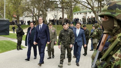 Važan sastanak u kasarni Banjica 2: Vučić sa vrhom Vojske Srbije i Ministarstva odbrane (FOTO)