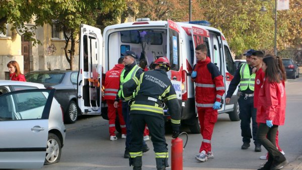КАМИОН ИЗЛЕТЕО СА ПУТА, ПРОБИО ОГРАДУ, ПА УДАРИО У КУЋУ Тежак удес код Крагујевца: Сувозач погинуо на лицу места, возач камиона повређен