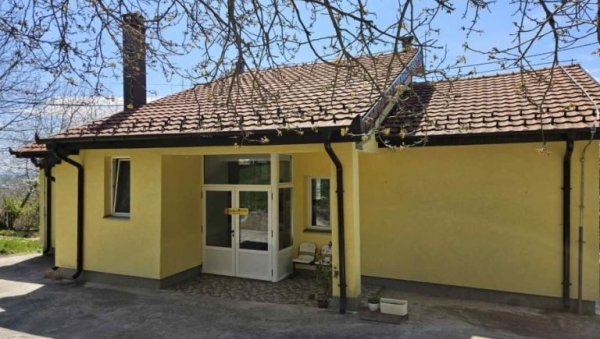 Срби не верују албанским лекарима: СЛ о постављању нове табле на затвореним амбулантама у селима Суво Грло и Бање