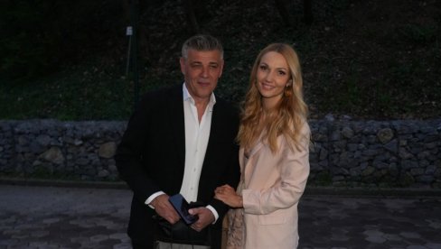 Cepanje: Savo Milošević sa 10 leta mlađom devojkom na slavlju - ne odvaja se od Tipsarevićke (FOTO)