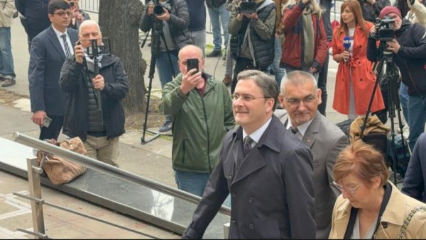 Никола Селаковић стигао на рочиште: Шака блокадера није могла да надјача подршку министру (ФОТО/ВИДЕО)