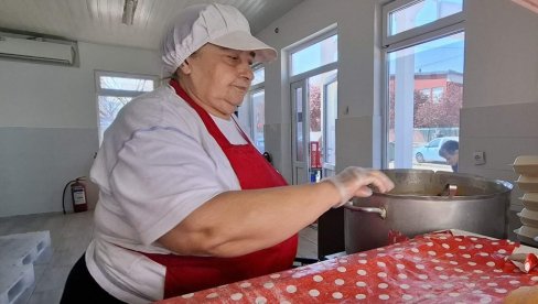UZ hranu podari svakom i lepu reč: Miroslava Stevanović iz Čačka, već 20 godina volonter u tamošnjoj narodnoj kuhinji