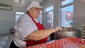 UZ hranu podari svakom i lepu reč: Miroslava Stevanović iz Čačka, već 20 godina volonter u tamošnjoj narodnoj kuhinji