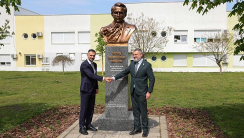 Bila je oštećena i polivena farbom: U Novom Sadu otkrivena obnovljena bista Tarasa Ševčenka