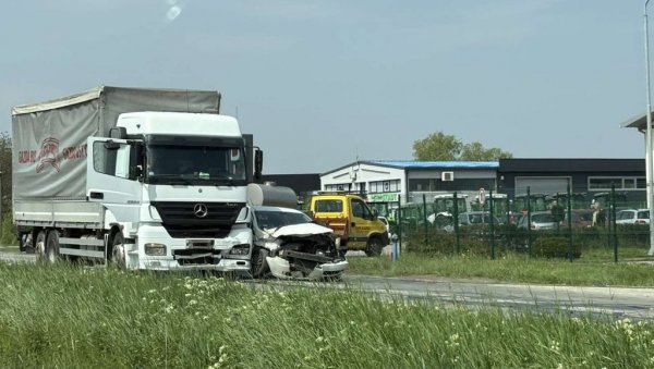 У судару камиона и аутомобила повређене три особе: Тешка саобраћајна несрећа на Руменачком путу у Новом Саду