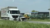 У судару камиона и аутомобила повређене три особе: Тешка саобраћајна несрећа на Руменачком путу у Новом Саду