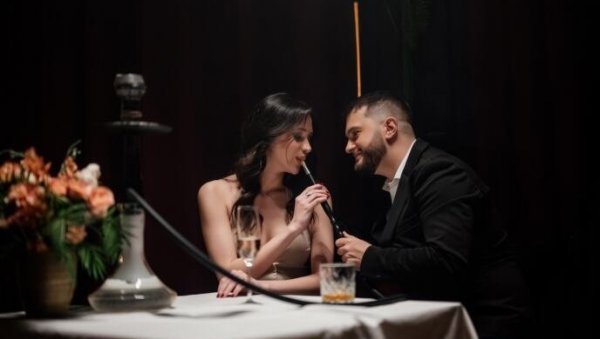 Певач у страсном загрљају с бринетом: Повратак шармера који је освајао девојачка срца (ФОТО)