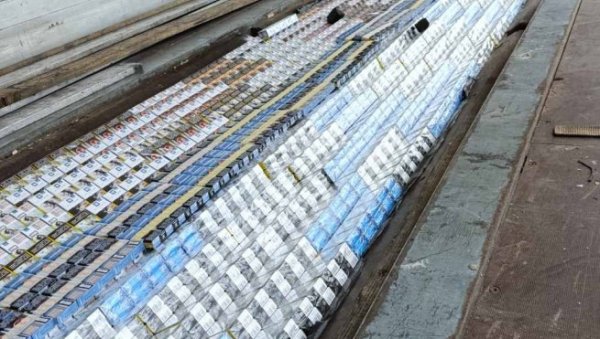 Велика заплена на Бездану: У дуплом дну кријумчарио цигарете  (ФОТО)