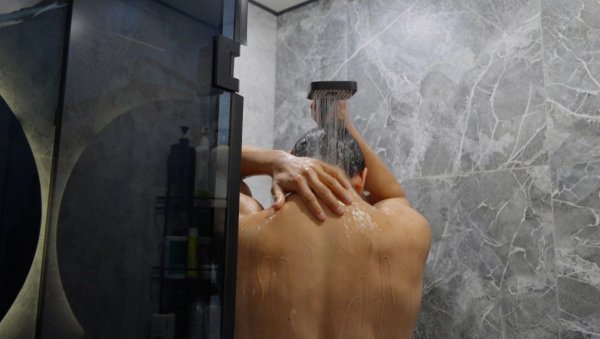 Никако не отварајте прозор у купатилу након туширања: Већина у овоме греши, а нисте ни свесни колики проблем може да вам направи