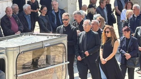 Oprostio se od voljene LJilje posle 40 godina: Sahranjena žena Čede Markovića na groblju Lešće (FOTO)