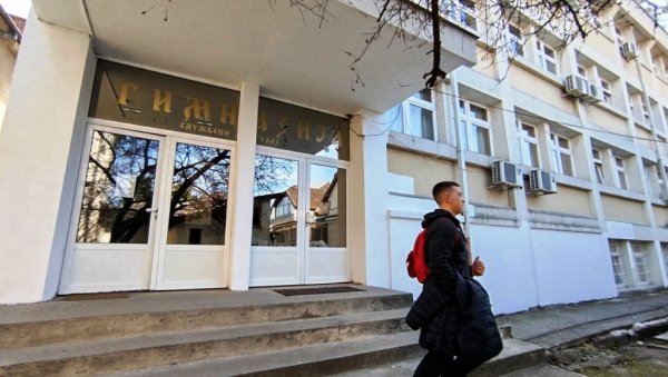 Заблистала школска библиотека: Још 500 наслова за параћинске гимназијалце (ФОТО)