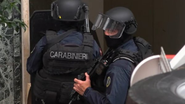 Несвакидашња пљачка банке у Напуљу: Лопови носили маске с ликовима глумаца, били фини према таоцима, па побегли кроз канализацију (ВИДЕО)