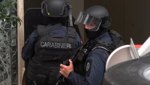 Nesvakidašnja pljačka banke u Napulju: Lopovi nosili maske s likovima glumaca, bili fini prema taocima, pa pobegli kroz kanalizaciju (VIDEO)