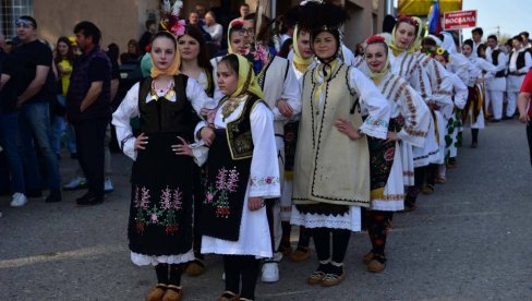Čuvari narodne tradicije: U Isakovu kod Ćuprije 10. Međunarodni festival folklora (FOTO)