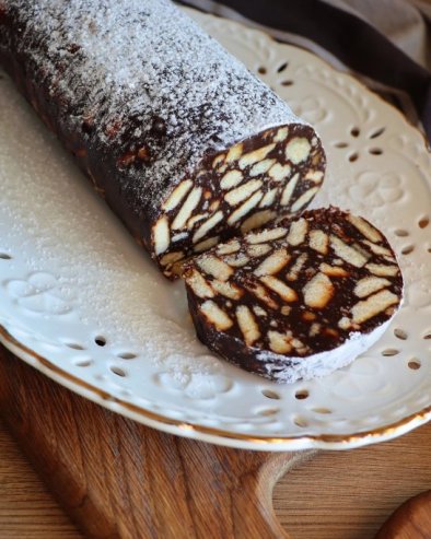 Савршен колач за љубитеље чоколаде: Салама са кексом и орасима, не пече се, а укус јој је фантазија