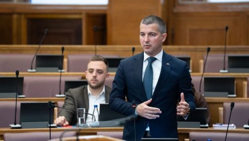ДЕМОКРАТЕ И СРПСКО ПИТАЊЕ: Кад требају гласови позивају се на Амфилохија, а када треба заузети став - напуштају гласање