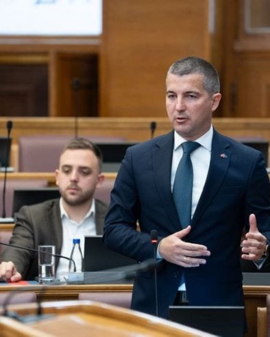 Раскућити нарко-картеле: Бечић на посланичком сату поручио да се против криминала бори на свим фронтовима (ФОТО)