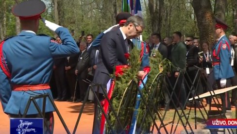 На челу делегације председник Србије: Положени венци на гробно поље Тополе у Доњој Градини