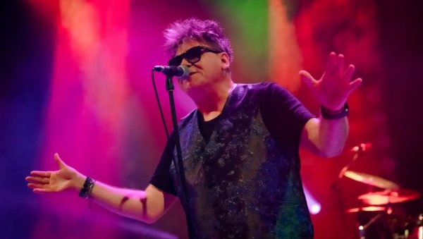 Српска Атина певала са Црвеном јабуком: С пролећа култна група иде и на југ Србије (ФОТО)