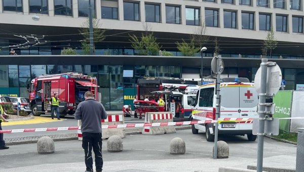 Има мртвих у стравичној саобраћајној несрећи: Тролејбус слетео с пута и ударио у продавницу