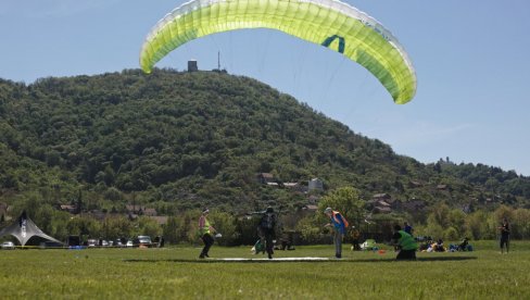 Vetar pokvario planove: Paraglajderista Ivan Pavlov nadmudrio vršačku košavu i osvojio prvo mesto