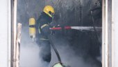 Пожар у Новом Београду: Гори стан, ватрогасци на терену