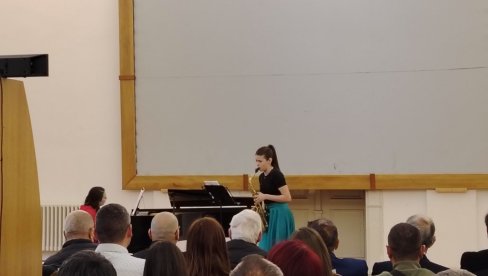 Саксофон одсвирала за максималних сто бодова: Сташа Радак прва на „Sirmium Music Festu“ (ФОТО)