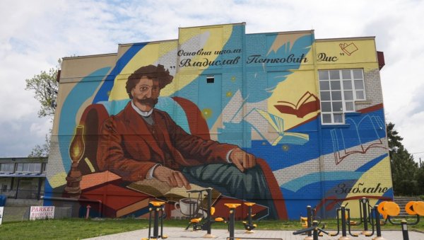 Дис опет међу својима: Мирал на зиду основне школе у селу Заблаће, недалеко од Чачка