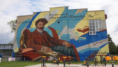 Dis opet među svojima: Miral na zidu osnovne škole u selu Zablaće, nedaleko od Čačka